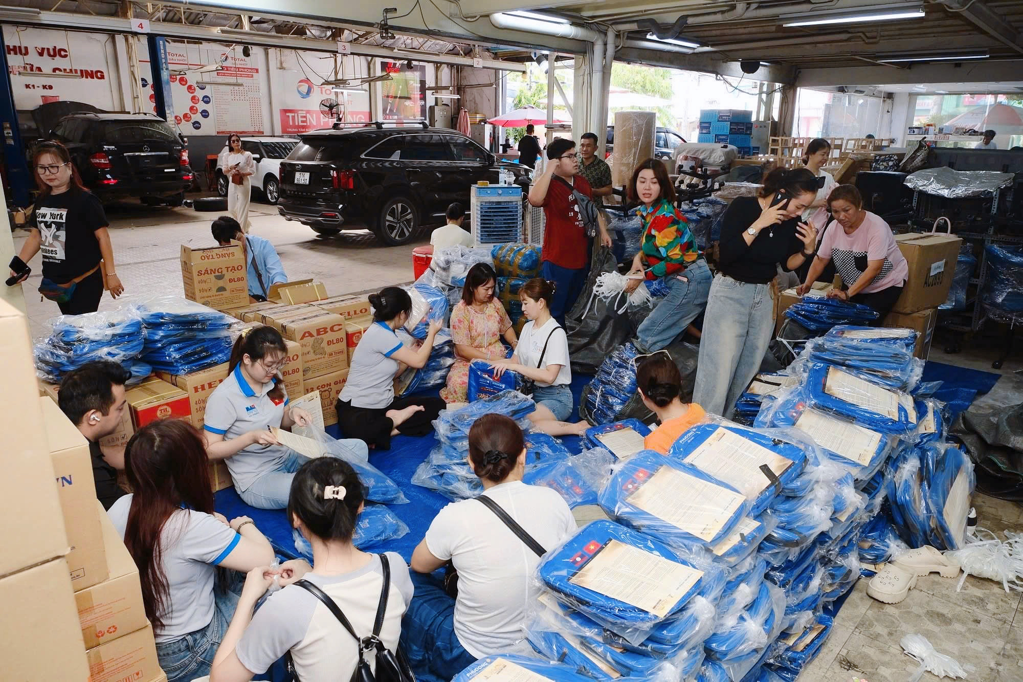 Tập thể MN Shipping cùng các tình nguyện viên khác chung tay gói quà cho các em nhỏ trong dự án Thư viện 2030