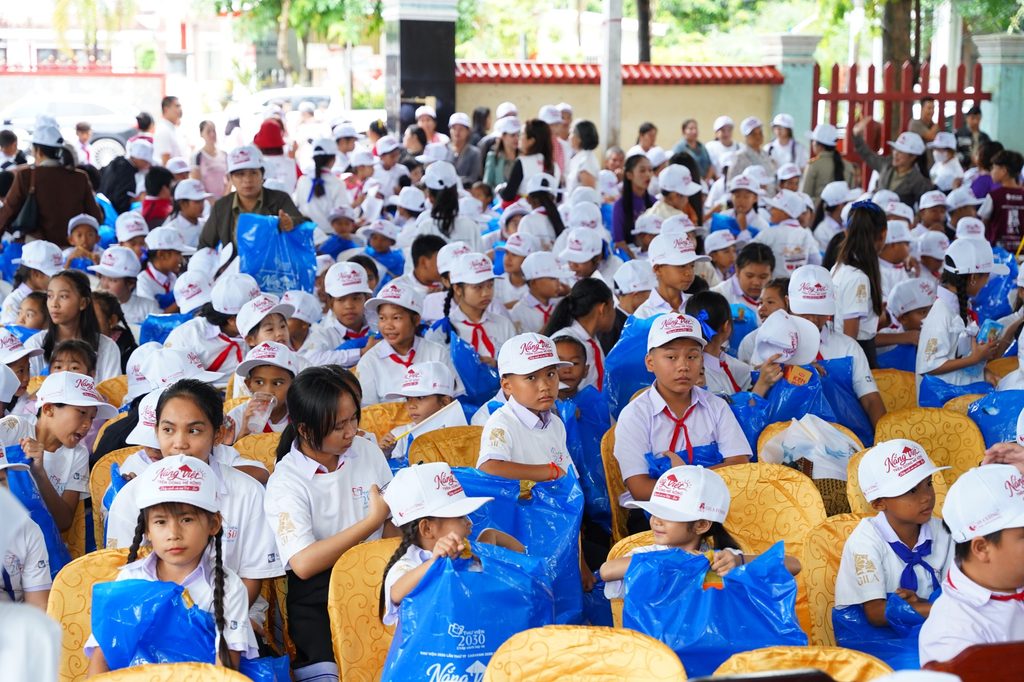 500 phần quà dành tặng cho các em nhỏ